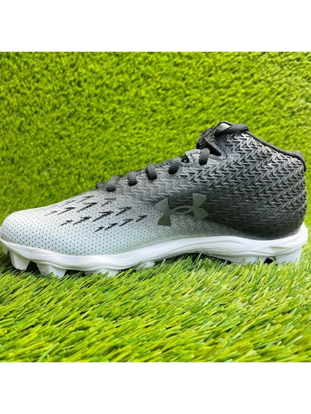 Under Armour Spotlight Franchise 4 RM Boys Size 5.5Y Black White Football Cleats